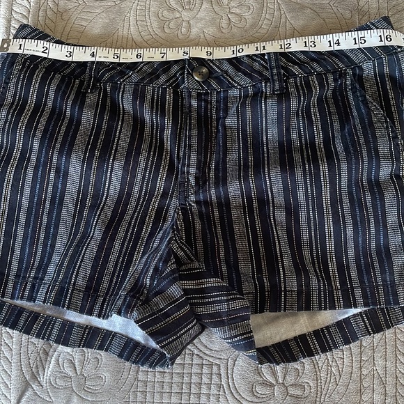 ~a.n.a. A new approach  Mid-Rise Twill Short 3.5” Inseam  Size 8 - Picture 5 of 9